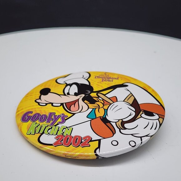 Disneyland Hotel Goofys Kitchen 2002 Pin Goofy Chef Collectible Button Badge - Picture 2 of 6